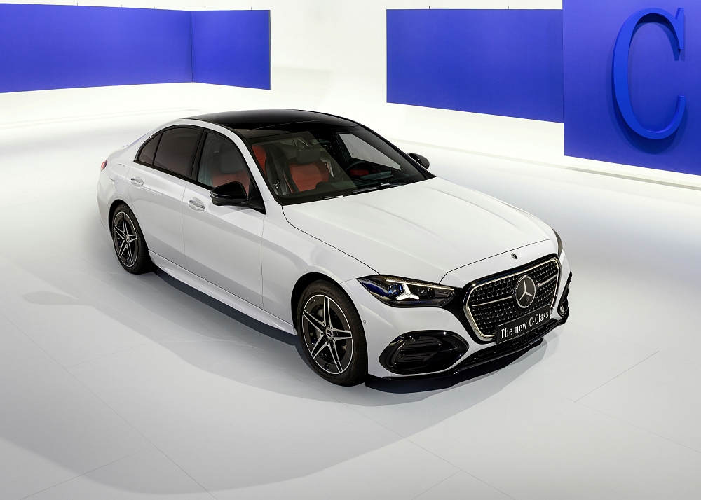 Die neue Mercedes-Benz C-Klasse, 2026.
Exterieur: Opalithweiss Metallic
Mercedes-Benz C 300 e Limousine Plug-In-Hybrid | Energieverbrauch gewichtet, kombiniert: 15,9‒15 kWh/100 km plus 2,6‒2,3 l/100 km | Kraftstoffverbrauch kombiniert bei entladener Batterie: 7,5‒6,8 l/100 km | CO₂-Emissionen gewichtet, kombiniert: 59‒52 g/km | CO₂-Klasse gewichtet, kombiniert: B | CO₂-Klassen bei entladener Batterie: F-E
The new Mercedes-Benz C-Class, 2026.
Exterior: Opalite White Metallic
Mercedes-Benz C 300 e Sedan Plug-In Hybrid | Weighted, combined energy consumption: 15.9‒15 kWh/100 km plus 2.6‒2.3 l/100 km | Combined fuel consumption with discharged battery: 7.5‒6.8 l/100 km | Weighted, combined CO₂ emissions: 59‒52 g/km | Weighted, combined CO₂ class: B | CO₂ classes with discharged battery: F-E
