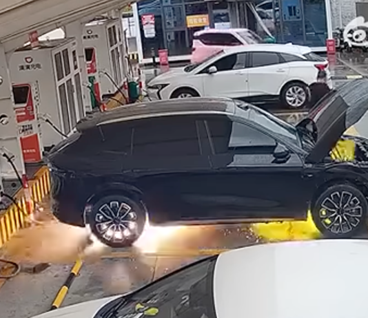Percikan api dari bawah pek bateri, ini penjelasan Zeekr