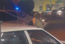 Wanita mengamuk pecahkan cermin kereta