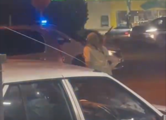 Wanita mengamuk pecahkan cermin kereta