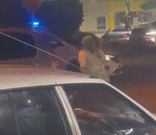 Wanita mengamuk pecahkan cermin kereta