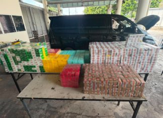 Sorok bawah lantai, MPV Malaysia ‘kantoi’ seludup rokok ke Singapura