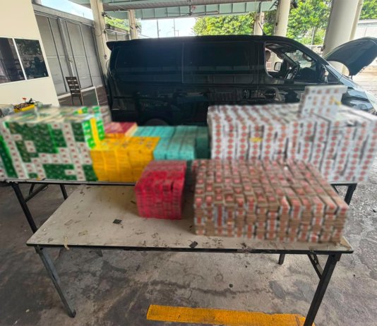 Sorok bawah lantai, MPV Malaysia ‘kantoi’ seludup rokok ke Singapura