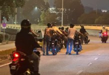 Nampak polis, mat rempit terus tinggal motor
