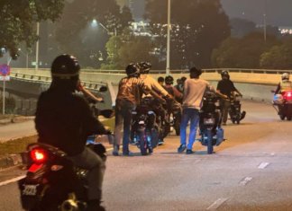 Nampak polis, mat rempit terus tinggal motor