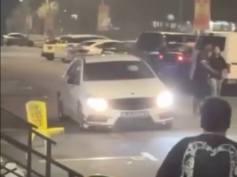 Kereta Singapura : Mabuk, bawa paip besi dan langgar gerai bubur
