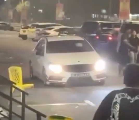 Kereta Singapura : Mabuk, bawa paip besi dan langgar gerai bubur