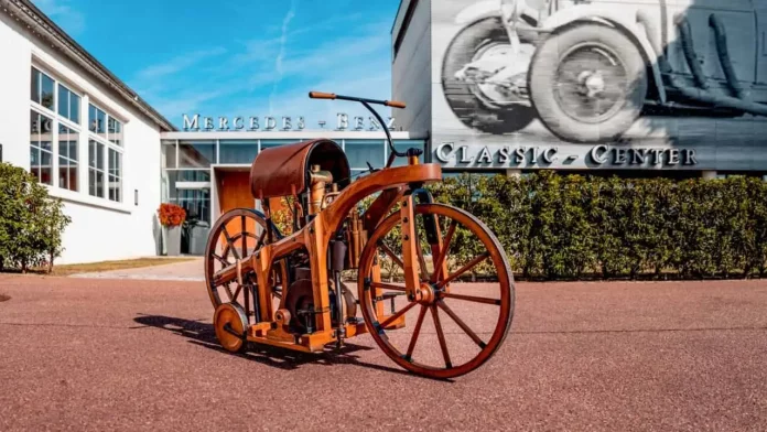 the-world-s-first-gas-motorcycle-was-a-wooden-test-mule-with-training-wheels