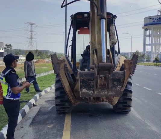 JPJ Sita Traktor : Pemandu dan tauke kena saman